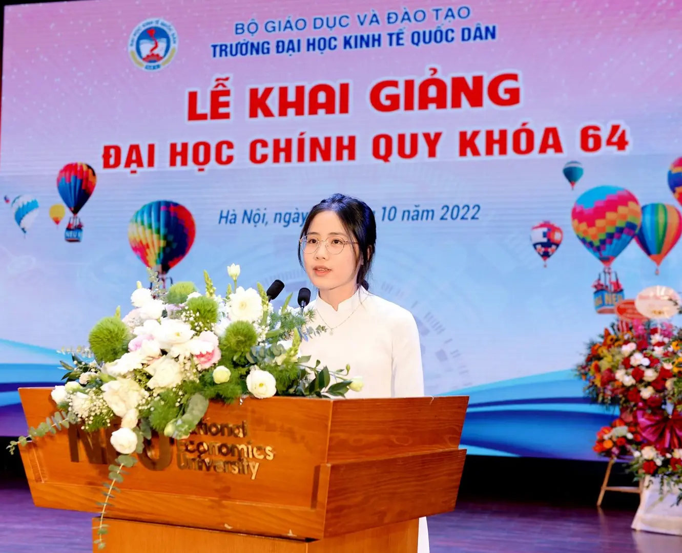 Tân sinh viên ĐH Kinh tế Quốc dân phát biểu tại Lễ khai giảng năm học 2022- 2023