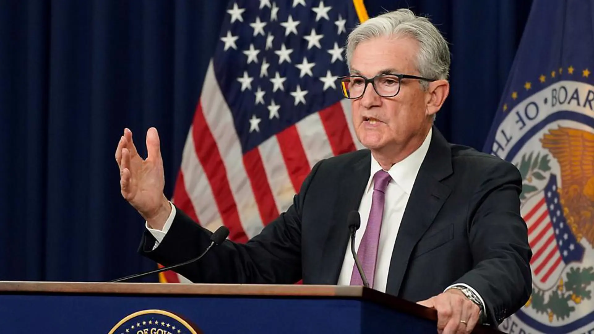 Chủ tịch Fed Jerome Powell phát biểu tại cuộc họp báo ởWashington hôm 27/7/2022. Ảnh: AP