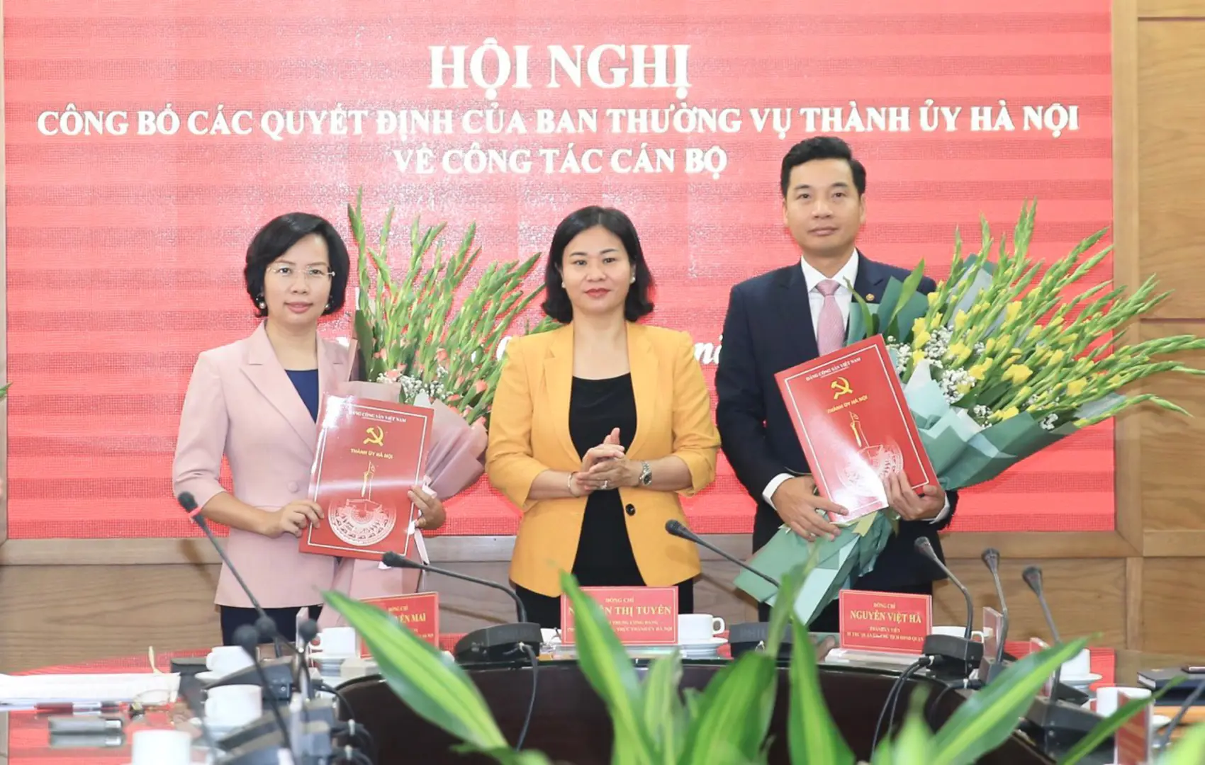 Lãnh đạo thành phố Hà Nội trao các quyết định về công tác cán bộ