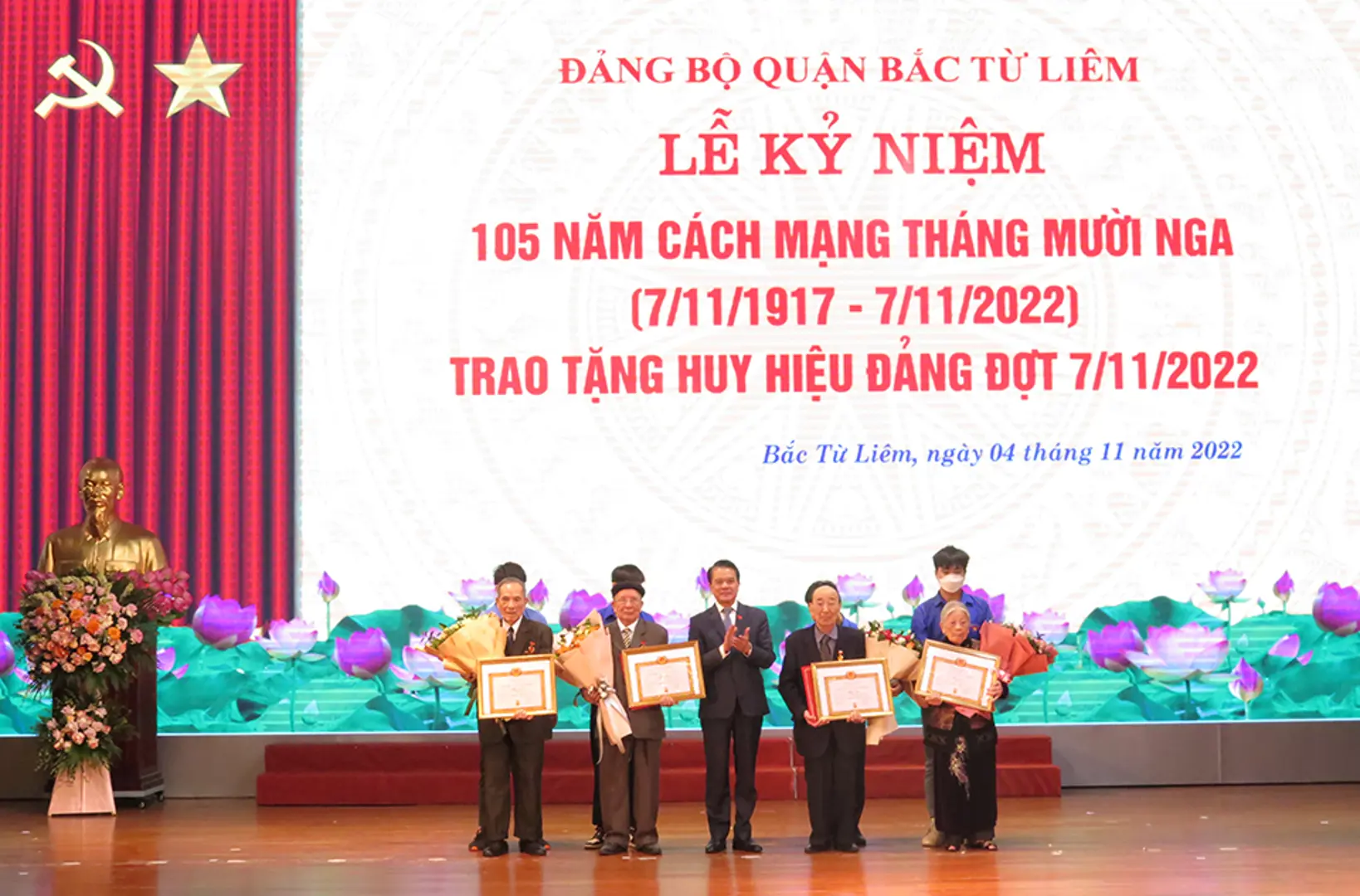 193 đảng viên quận Bắc Từ Liêm được trao Huy hiệu Đảng đợt 7/11