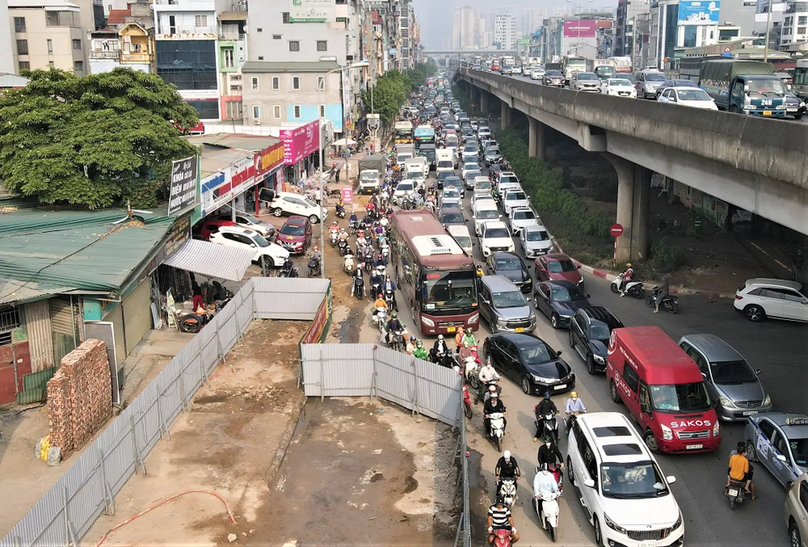 Dựng rào đường gây ùn tắc giao thông: Đơn vị thi công thiếu trách nhiệm