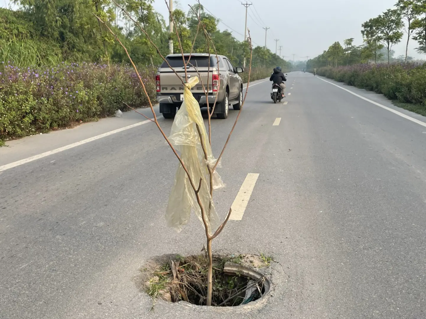 Hàng loạt nắp hố ga tại tuyến đường giao thông huyện Thanh Trì bị lấy trộm