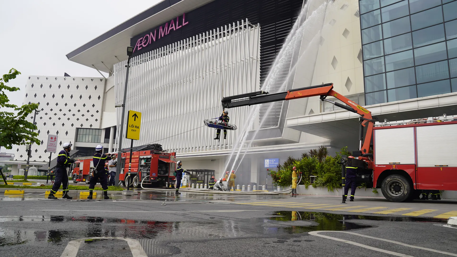 Cứu thoát nhiều người mắc kẹt trong đám cháy giả định tại Aeon Mall Hà Đông