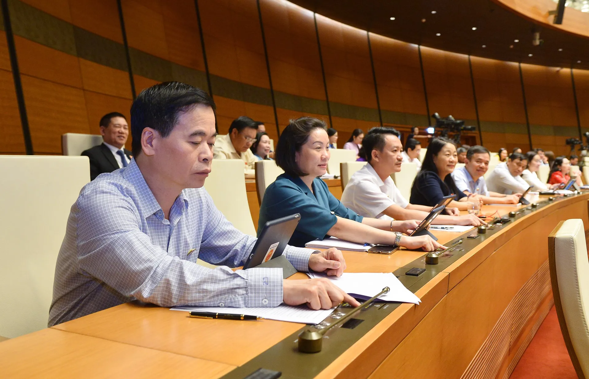 Quốc hội quyết định tăng mức lương cơ sở lên 1,8 triệu đồng từ ngày 1/7/2023