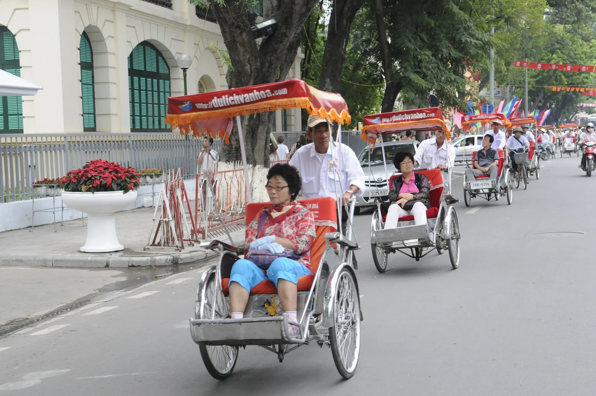 Khách nước ngoàitham quan hồ Hoàn Kiếm. Ảnh: Hải Linh
