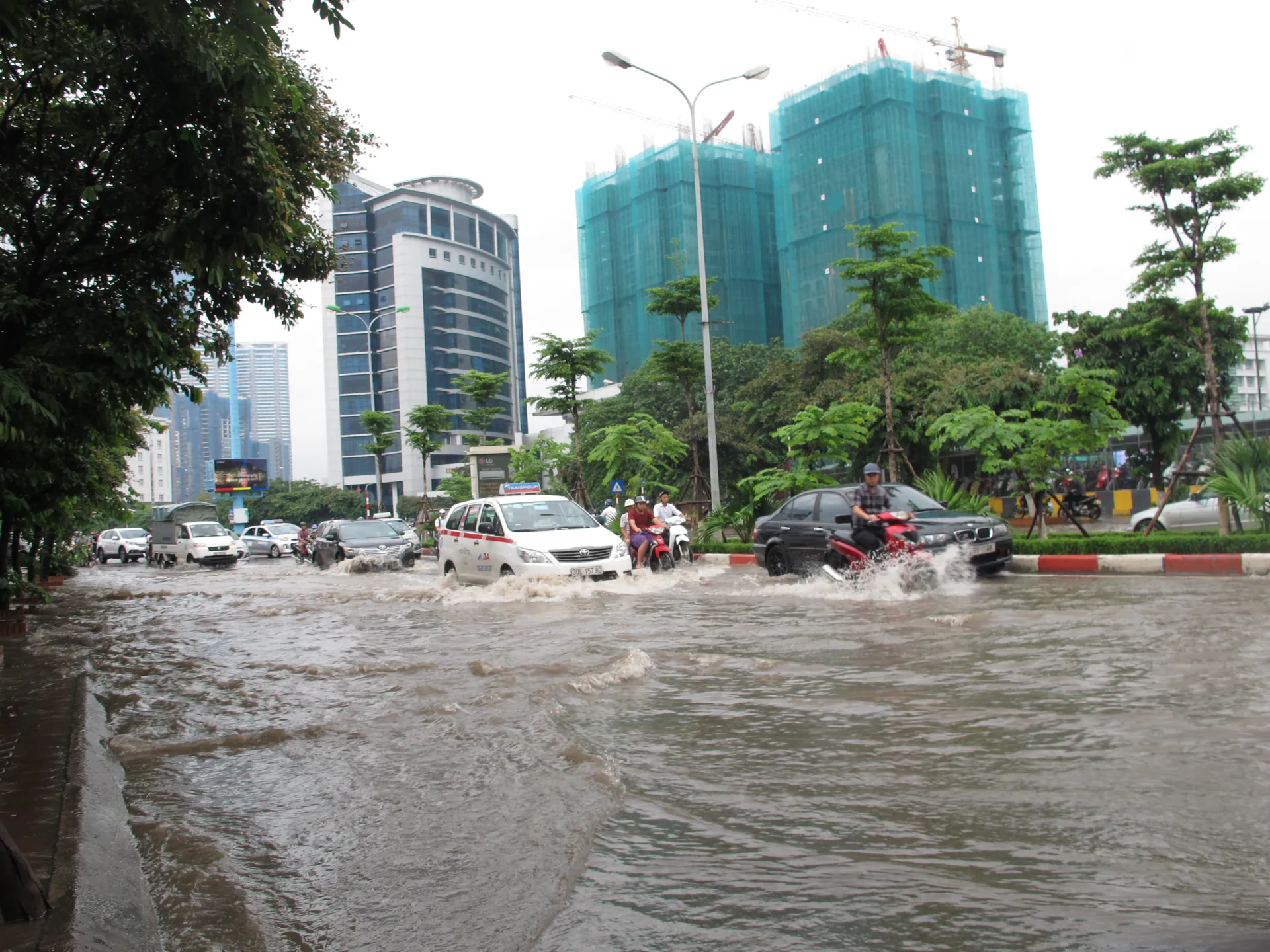 Úng ngập trên đường Trần Thái Tông. Ảnh: Thanh Hải