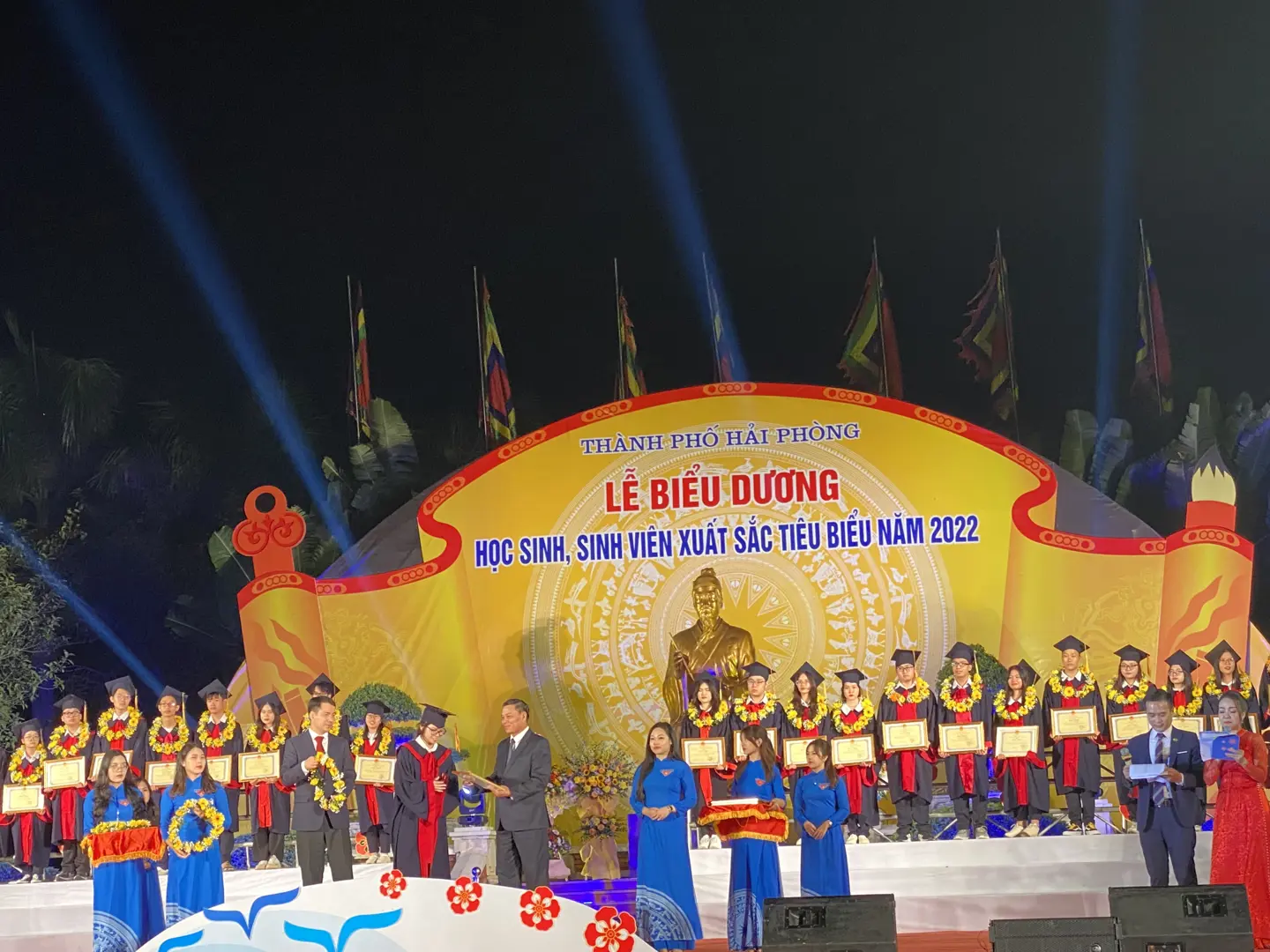 Hải Phòng chi gần 1,7 tỷ đồng khen thưởng học sinh, sinh viên tiêu biểu 2022