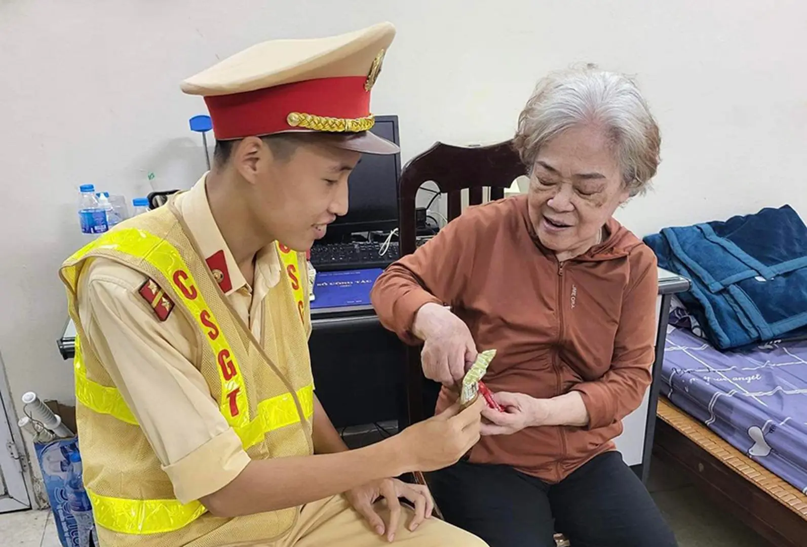 Cảnh sát giao thông đưa cụ bà bị lạc hơn 10km về nhà an toàn