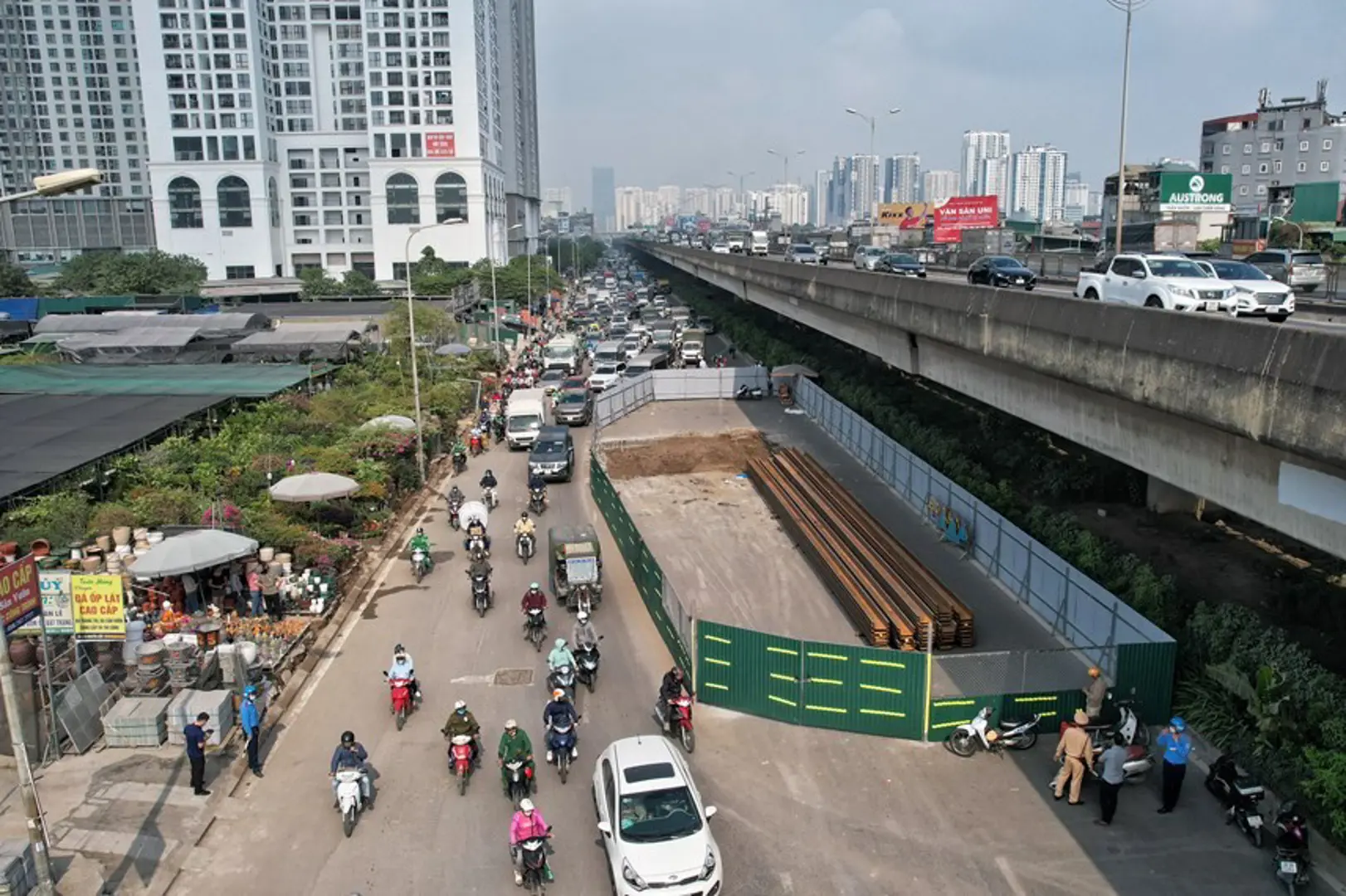 Linh động giảm ùn tắc trên đường Nguyễn Xiển