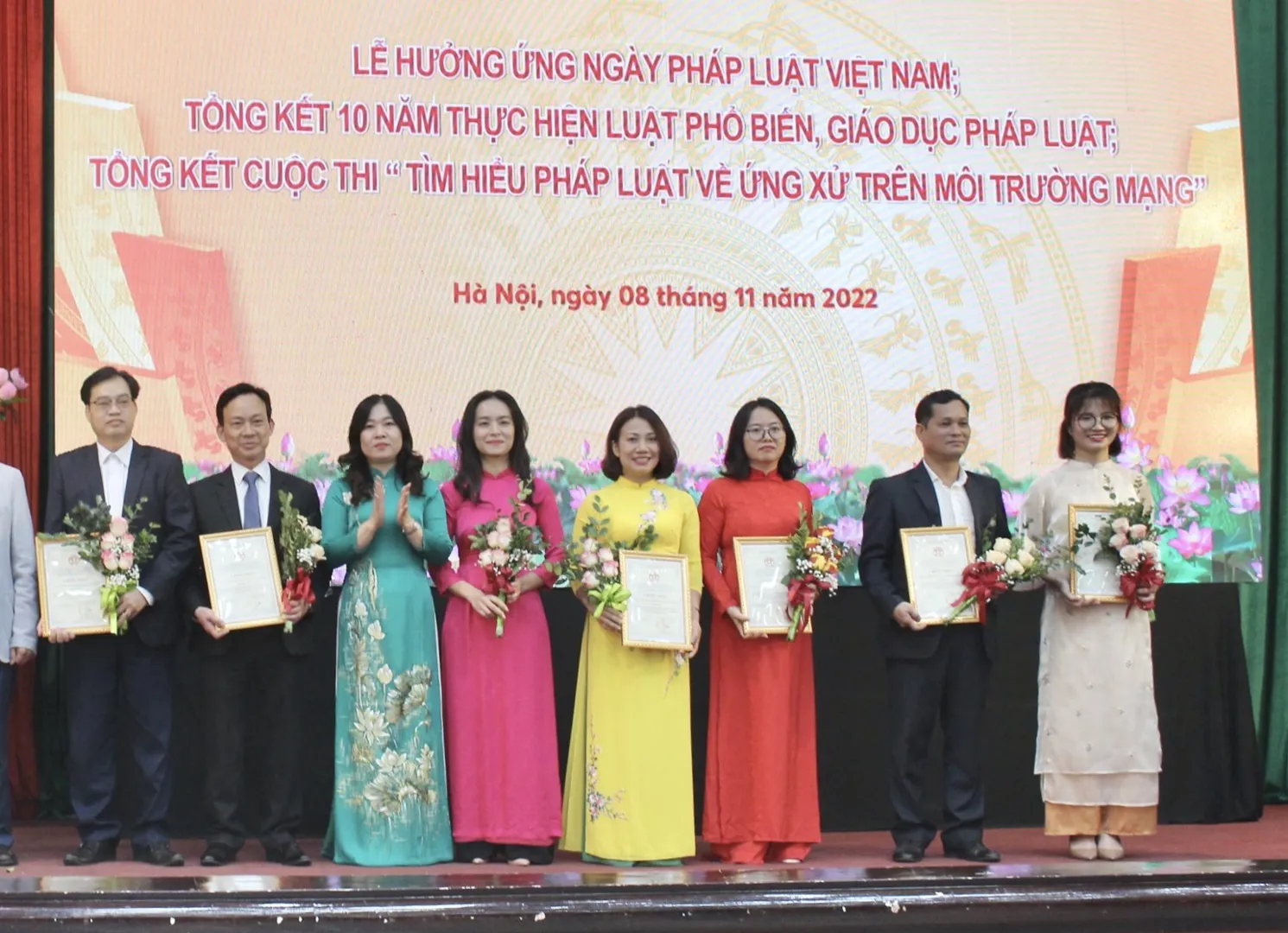 Phó Giám đốc Sở Tư pháp Hà Nội Phạm Thị Thanh Hương trao giải cho các đơn vị đoạt giải cuộc thi “Tìm hiểu pháp luật về ứng xử trên môi trường mạng”.