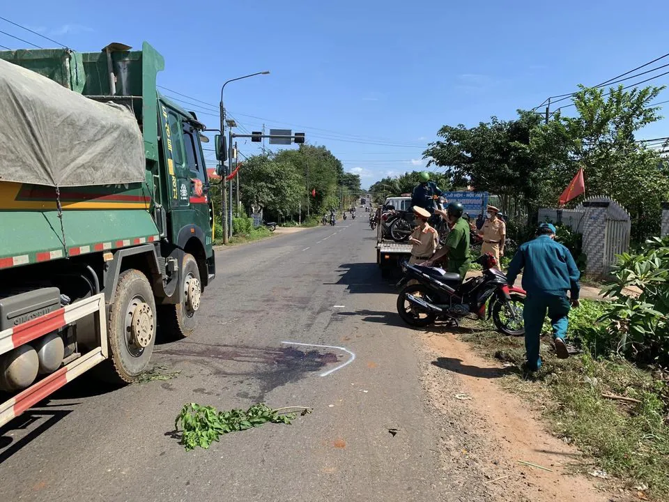 Tai nạn giao thông mới nhất (16/11): Nam sinh va chạm ôtô khi đi đón mẹ