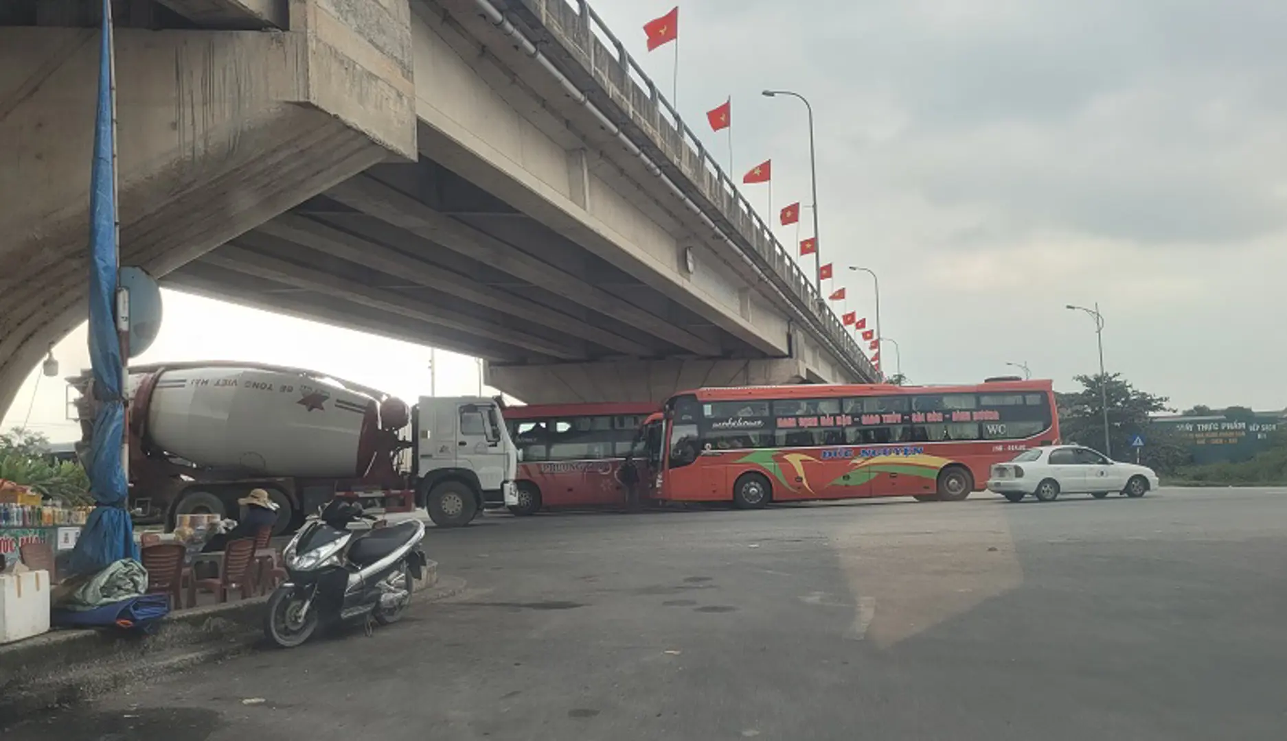 Hà Tĩnh: Nguy cơ gầm cầu vượt trở thành "bến xe cóc"