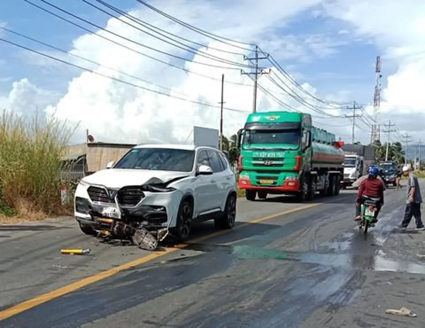 Tai nạn giao thông mới nhất (18/11): Thiếu niên chạy xe máy đâm thẳng vào ôtô