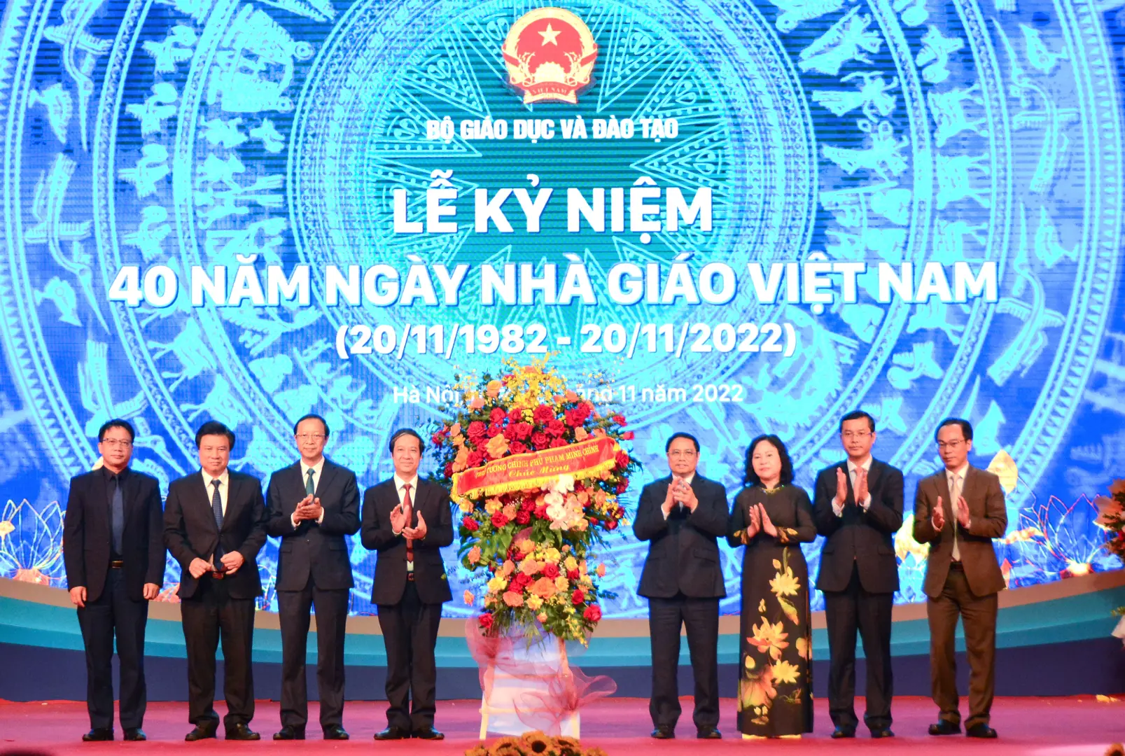 Thủ tướng Chính phủ Phạm Minh Chính tặng hoa chúc mừng ngành GD&ĐT nhân Kỷ niệm 40 năm Ngày Nhà giáo Việt Nam