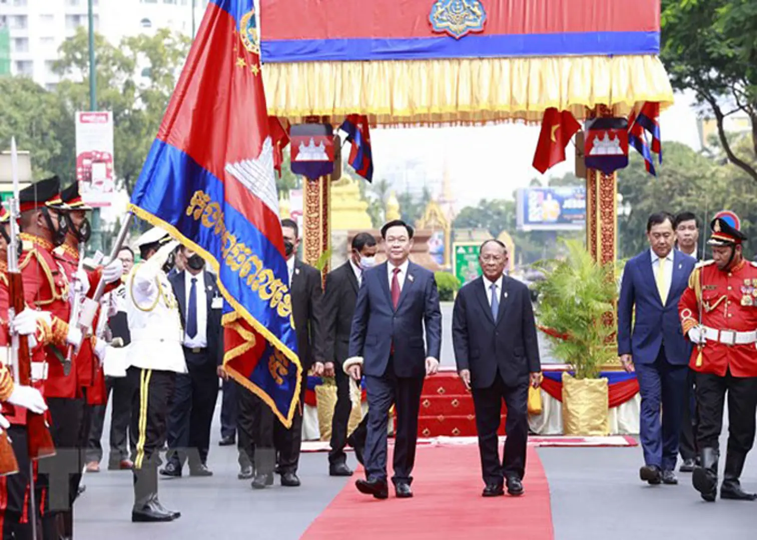 Lễ đón Chủ tịch Quốc hội Vương Đình Huệ thăm Vương quốc Campuchia