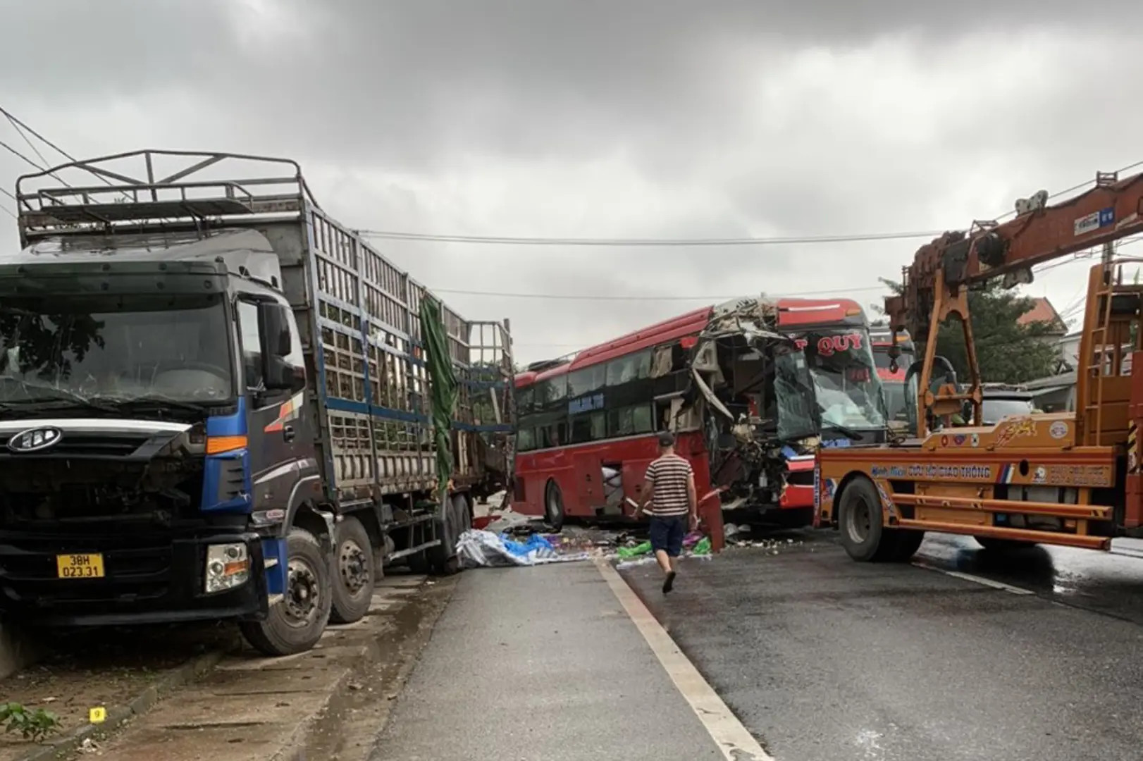 Tai nạn liên hoàn trên Quốc lộ 1A, nhiều người thương vong