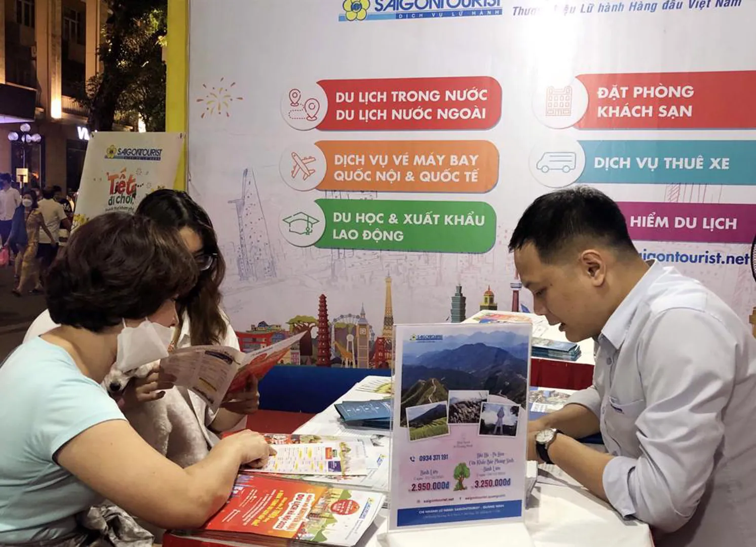 Du khách mua tour giảm giá tại Ngày hội khuyến mại du lịch. Ảnh: Hoài Nam