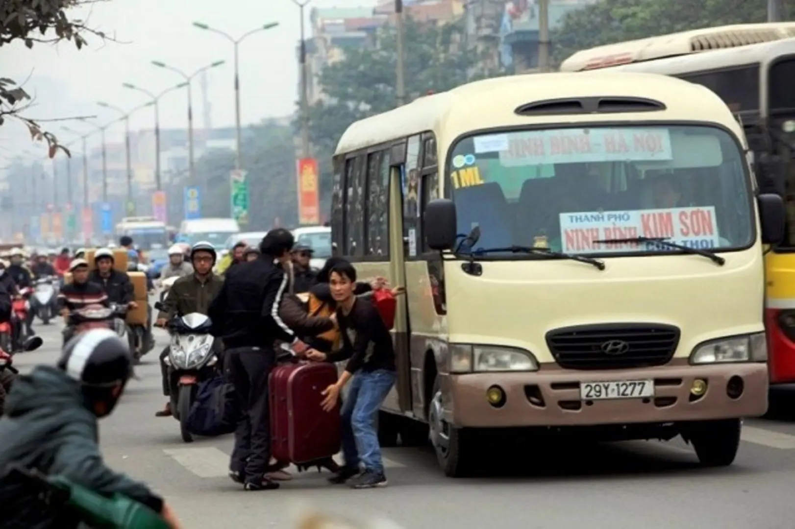 “Đấu trí” cùng xe dù, bến cóc