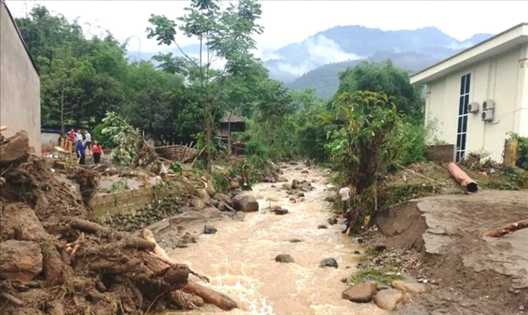 Lũ quét đe dọa Nghệ An-Hà Tĩnh, hàng chục hồ chứa đang phải xả tràn