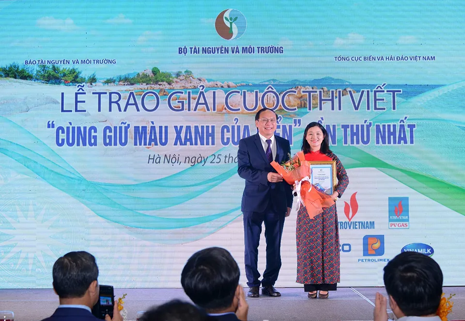 Trao giải Cuộc thi viết “Cùng giữ màu xanh của biển” lần thứ nhất