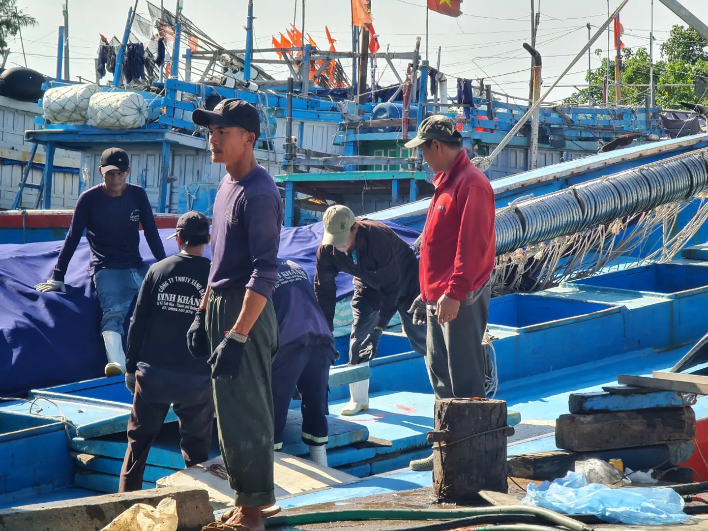 Khát lao động nghề biển: Chủ tàu cho mượn tiền để “giữ chân” bạn chài 