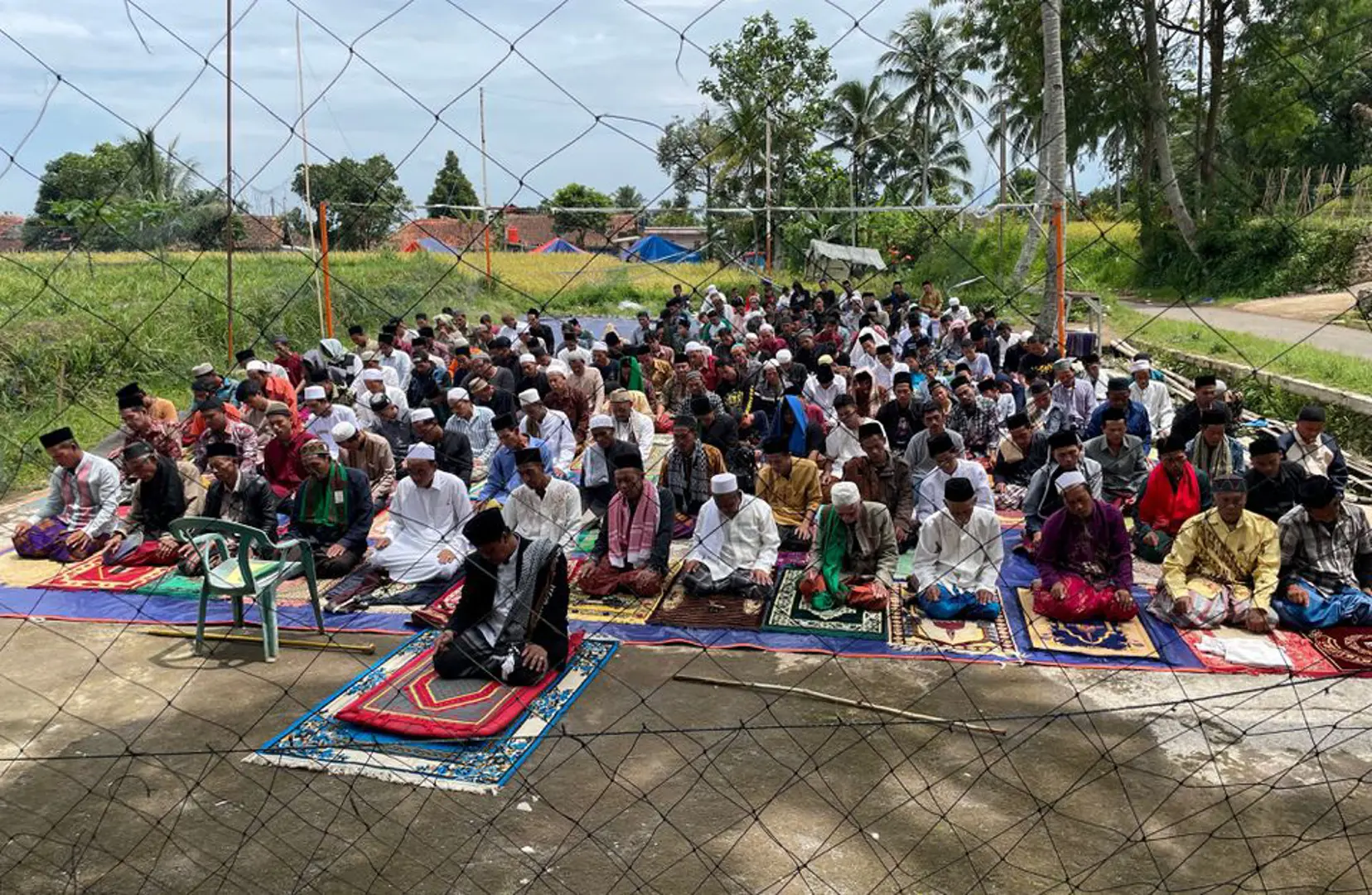 Lo sợ dư chấn động đất, hàng trăm người Indonesia tham gia cầu nguyện ngoài trời