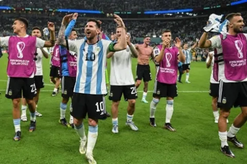 Messi tỏa sáng mở ra cơ hội đi tiếp cho Argentina tại World Cup 2022
