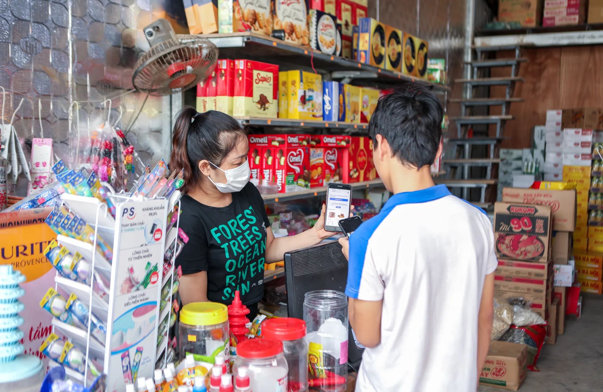 VinShop chi 20 tỷ đồng hỗ trợ tạp hoá nhập hàng bán Tết