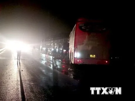 Xe khách đâm xe tải trên cao tốc Nội Bài-Lào Cai, 7 người thương vong