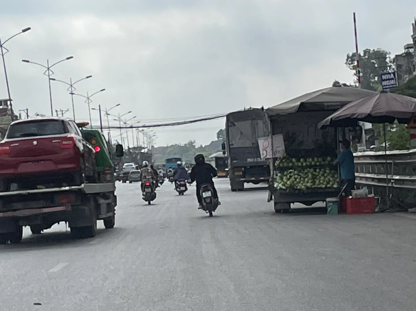 “Chợ cóc” lưu động chiếm hành lang ATGT Quốc lộ 1A qua huyện Thanh Trì