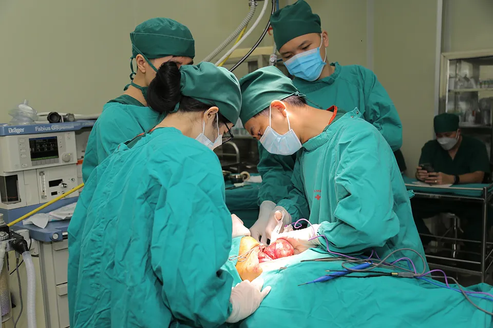 Bóc tách thành công khối u “bằng quả bưởi” chèn đường thở bệnh nhân 78 tuổi