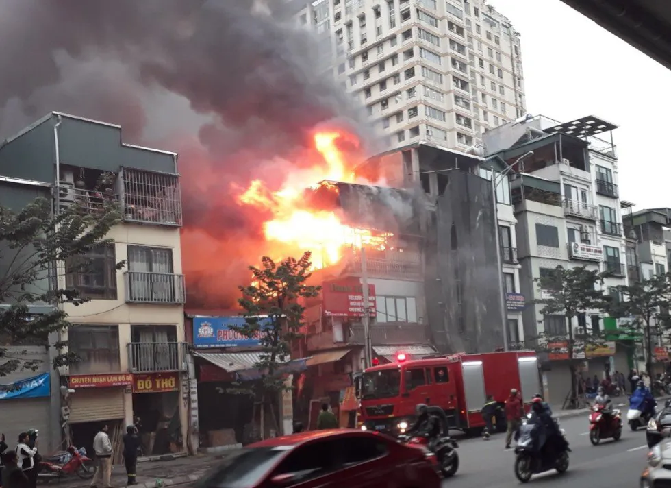 Hà Nội: Ngôi nhà bốc cháy dữ dội trên phố Minh Khai