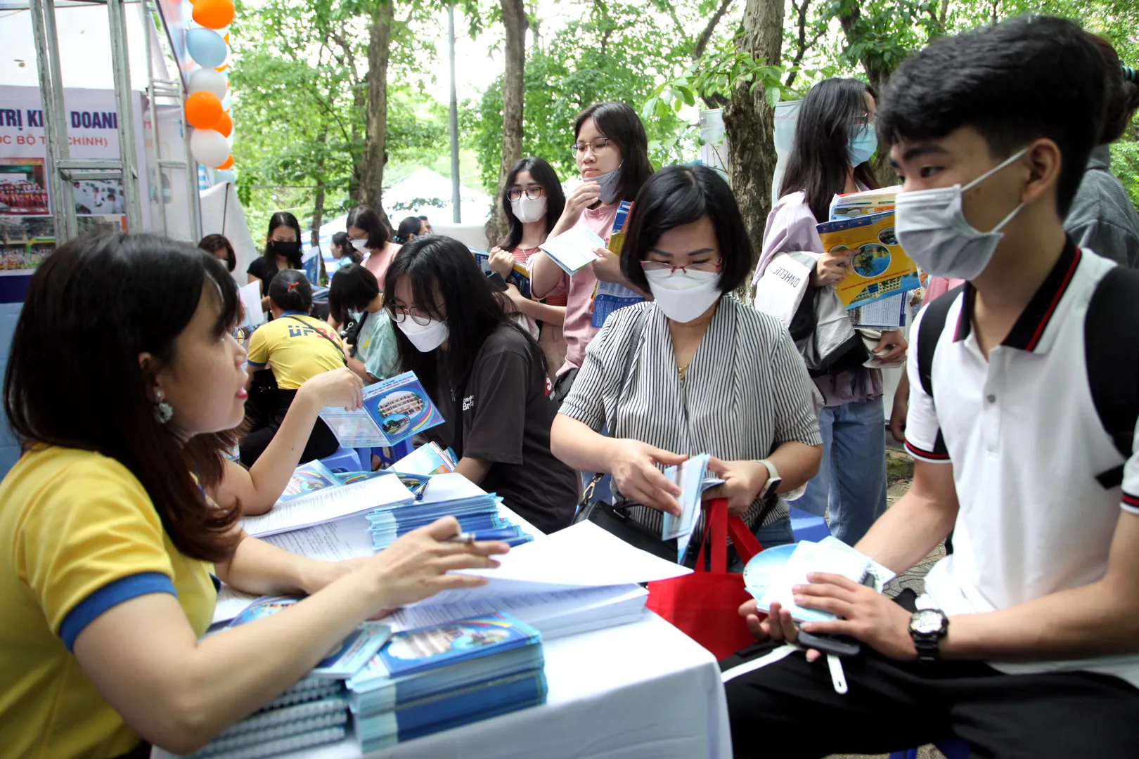 Tư vấn tuyển sinh tại trường Đại học Bách khoa Hà Nội. Ảnh: Mạnh Dũng