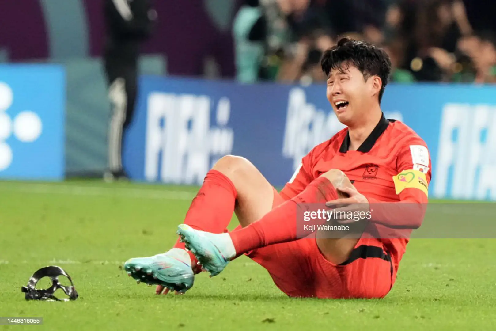 Son Heung-min ném mặt nạ, khóc như mưa khi tuyển Hàn Quốc chiến thắng