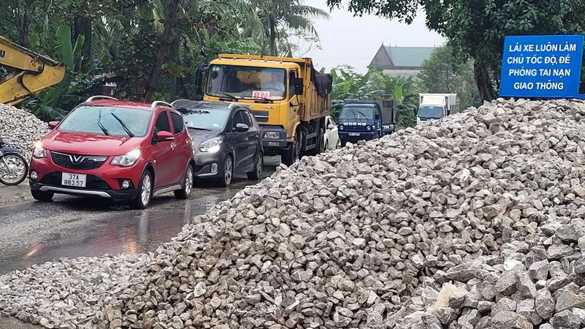 Đường tránh Vinh "thất thủ" vì vật liệu thi công chiếm hết lòng đường