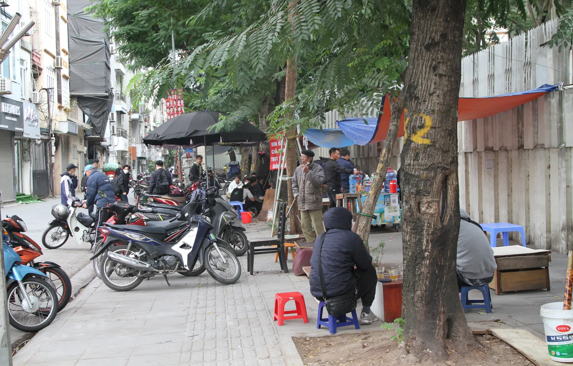 Lộn xộn trên phố Đặng Văn Ngữ