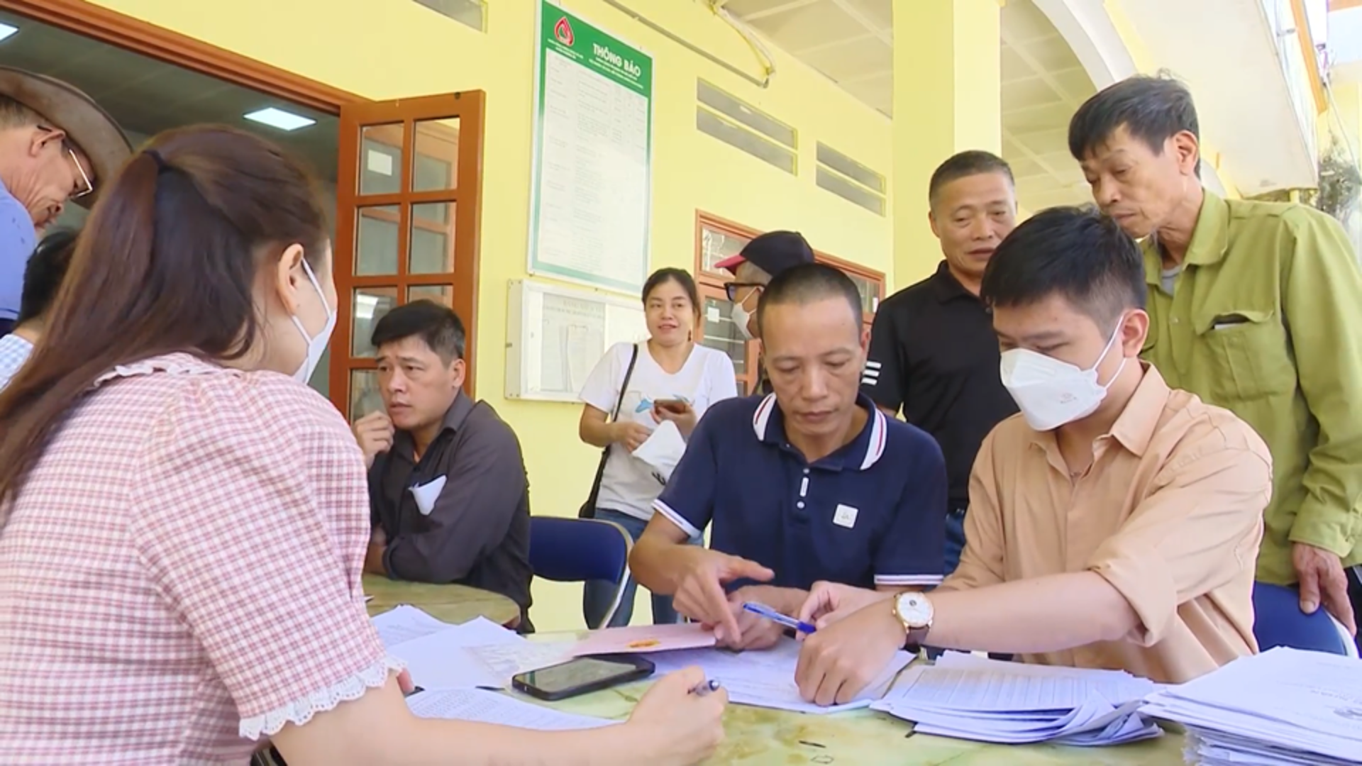 Các hộ gia đình tại xã Khánh Hà ký biên bản bàn giao mặt bằng. Ảnh: Công Tâm