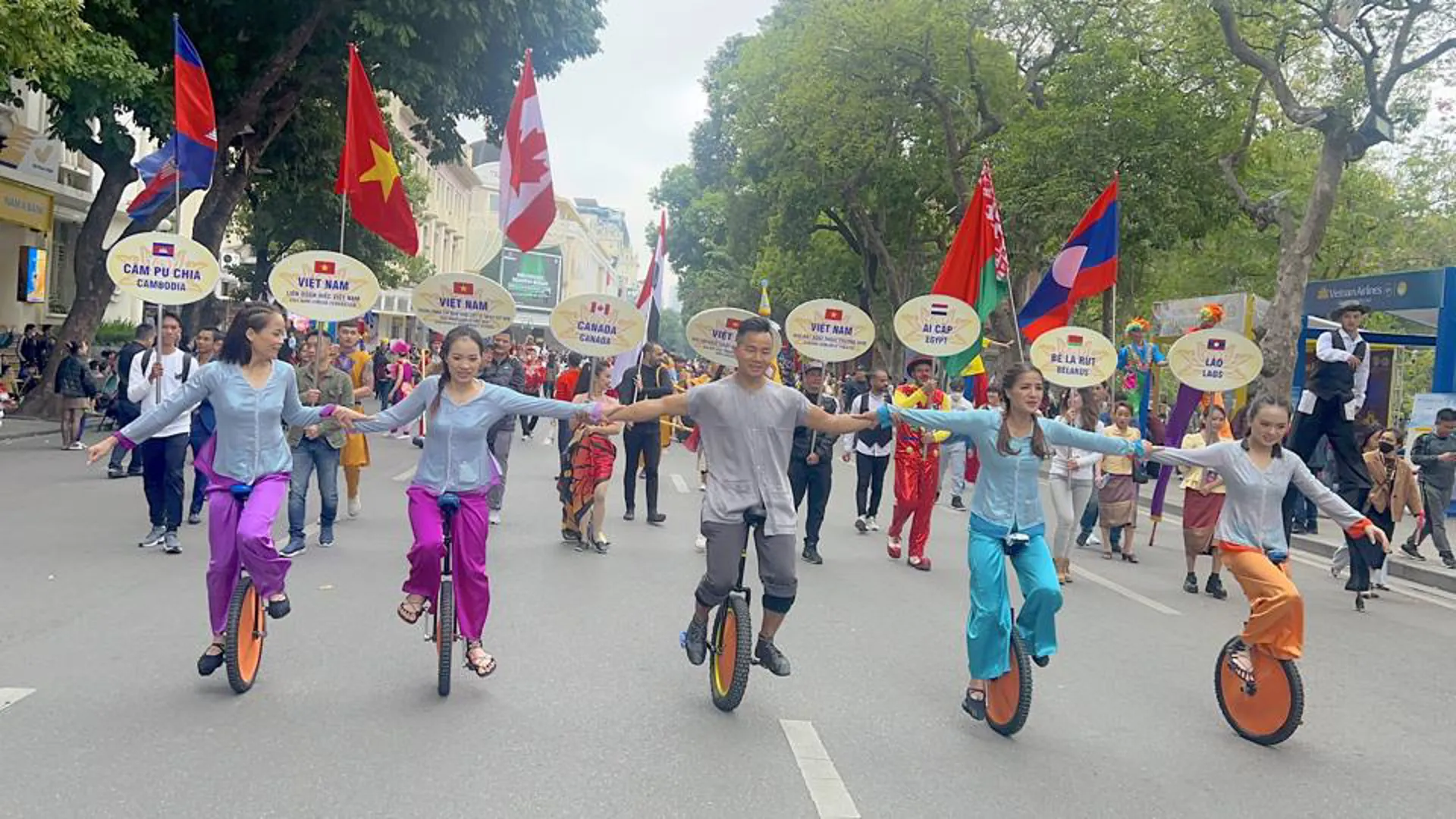 Các nghệ sĩ xiếc biểu diễn ở phố đi bộ Hồ Gươm phục vụ công chúng. Ảnh: Lại Tấn