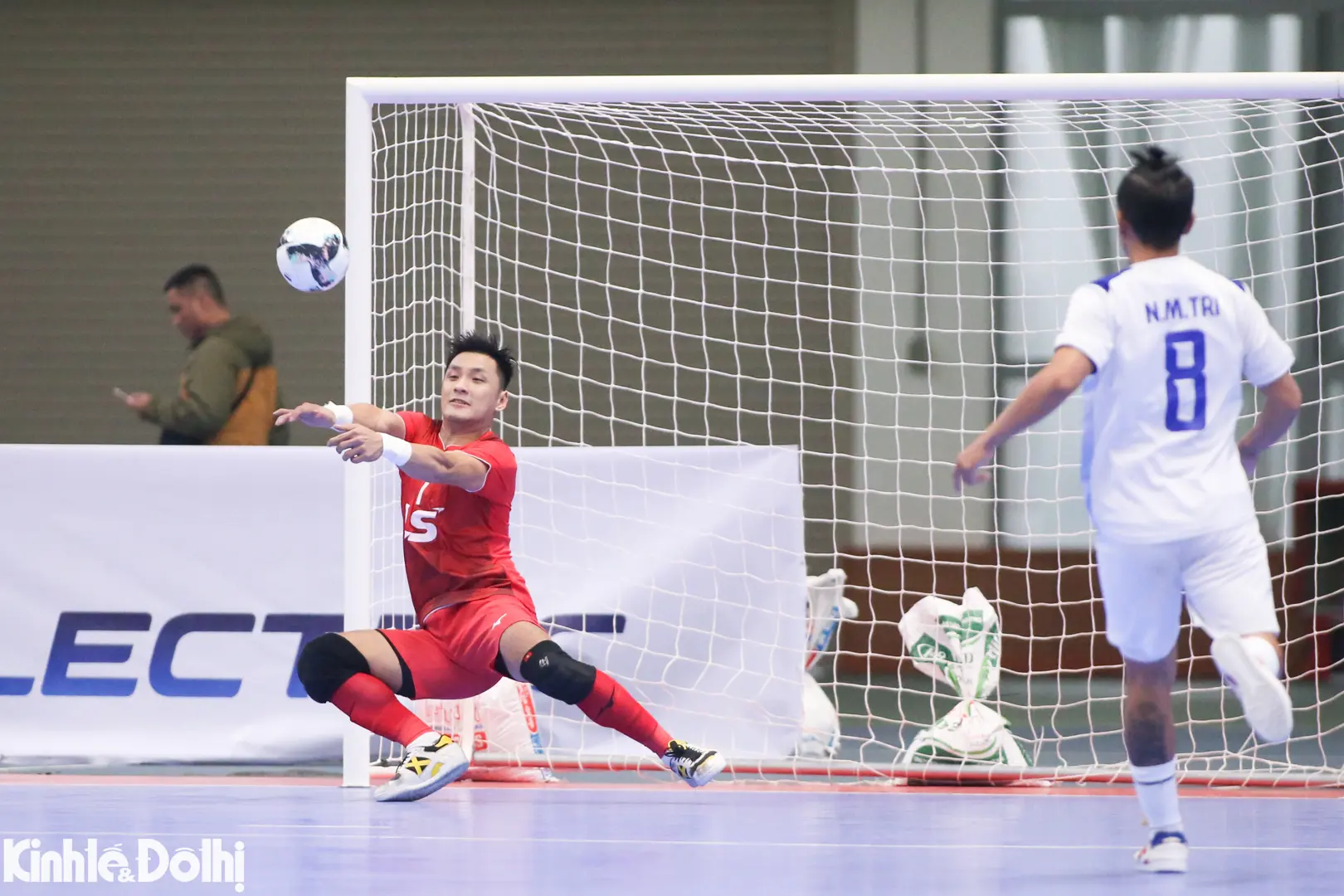 Tuyển futsal Việt Nam thu nhỏ lội ngược dòng giành chiến thắng trong ngày ra quân