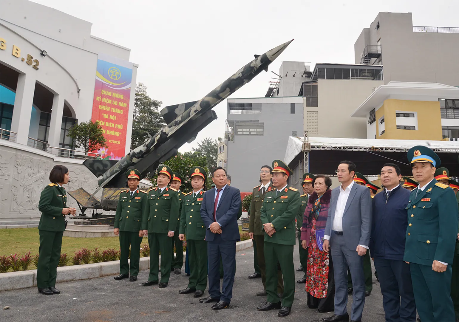 Các đại biểu tham quan Bảo tàng Chiến thắng B.52. Ảnh: Trần Long