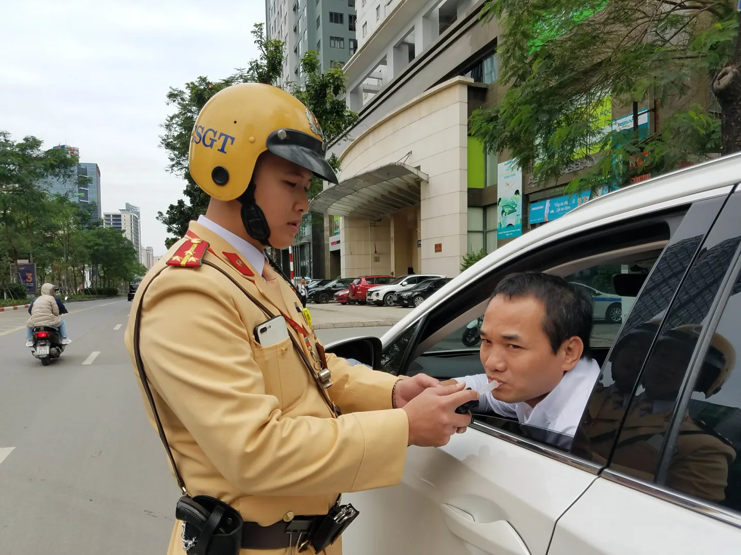 Lực lượng chức năng kiểm tra nồng độ cồn đối với các phương tiện trên đường Láng Hạ. Ảnh: Nguyên Sở