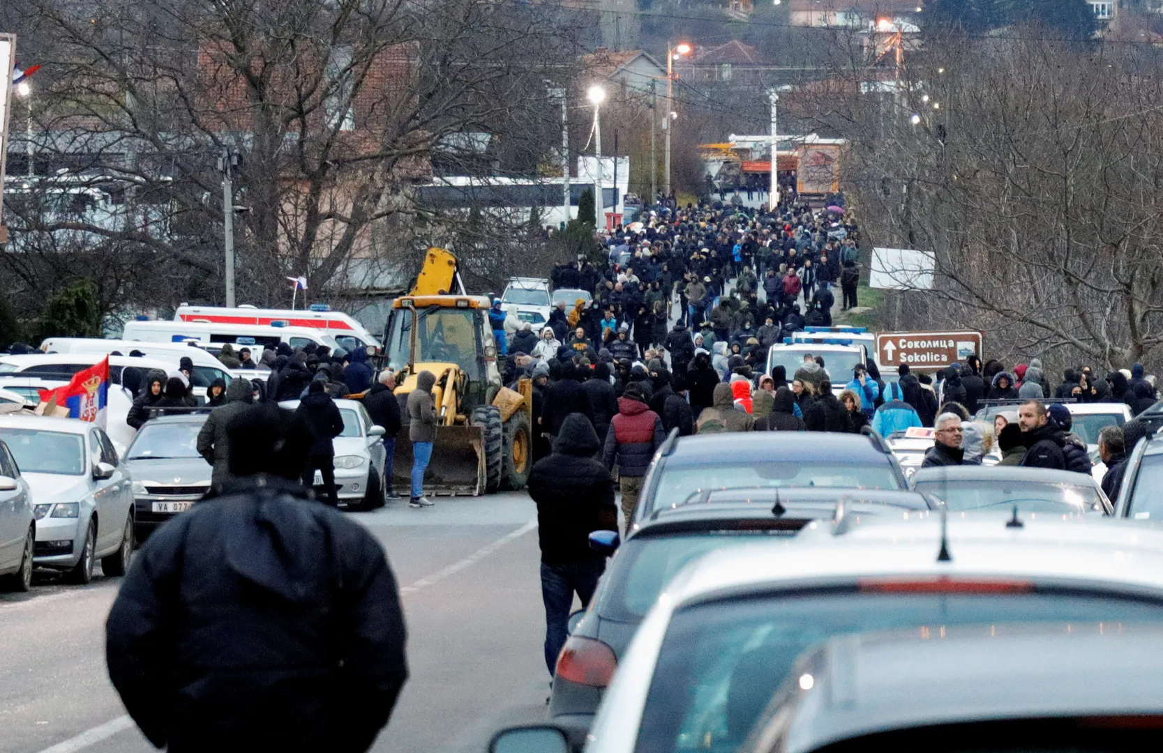 Người Serbia ở Kosovo chặn mộttuyến đường gần làng Rudine,North Mitrovica, Kosovo, ngày 10/12/2022. Ảnh: Reuters