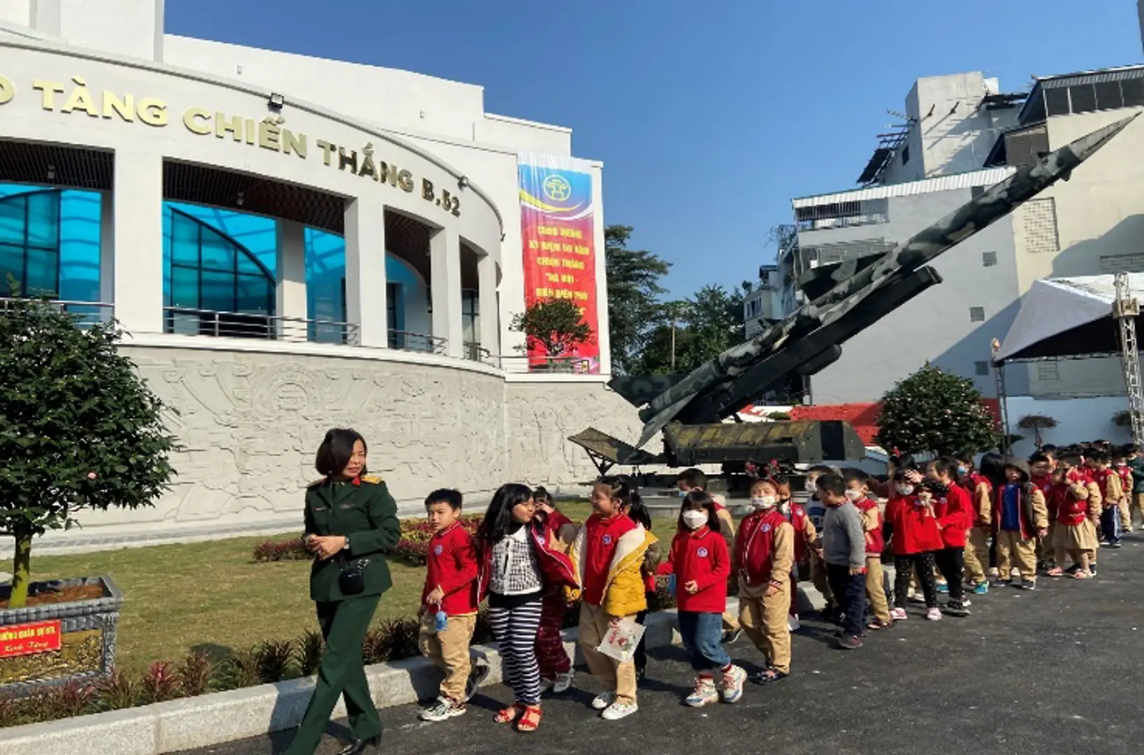 Học sinh hào hứng với sự kiện 50 năm chiến thắng "Điện biên Phủ trên không”