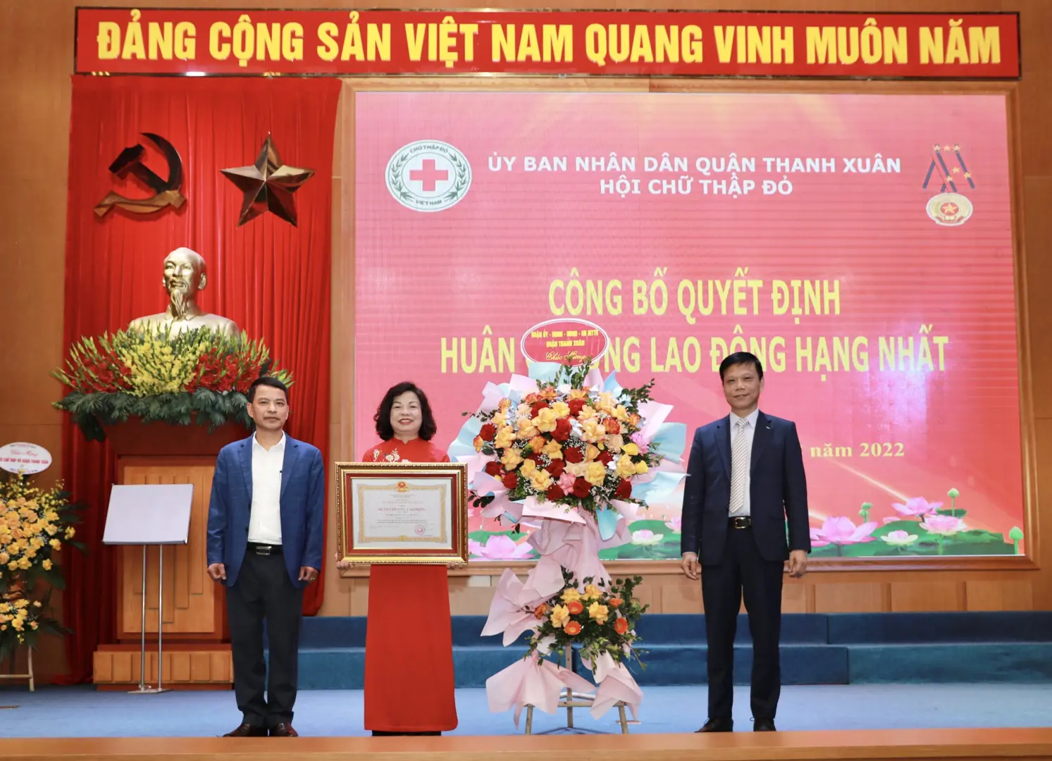 Hội Chữ thập đỏ quận Thanh Xuân được tặng thưởng Huân chương Lao động hạng Nhất