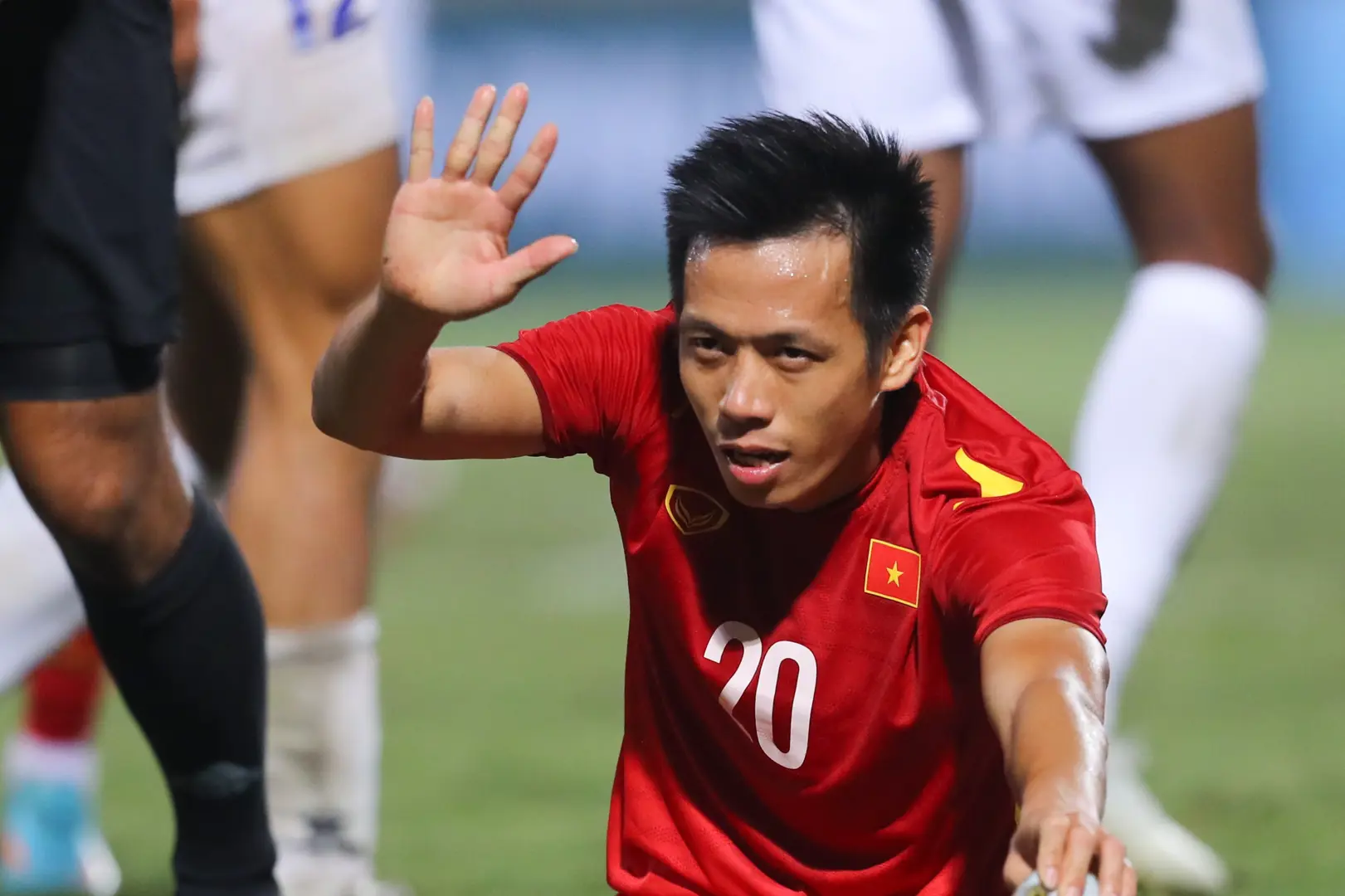 Tuyển Việt Nam dự AFF Cup 2022: Văn Quyết được chọn, Đức Chinh bị loại