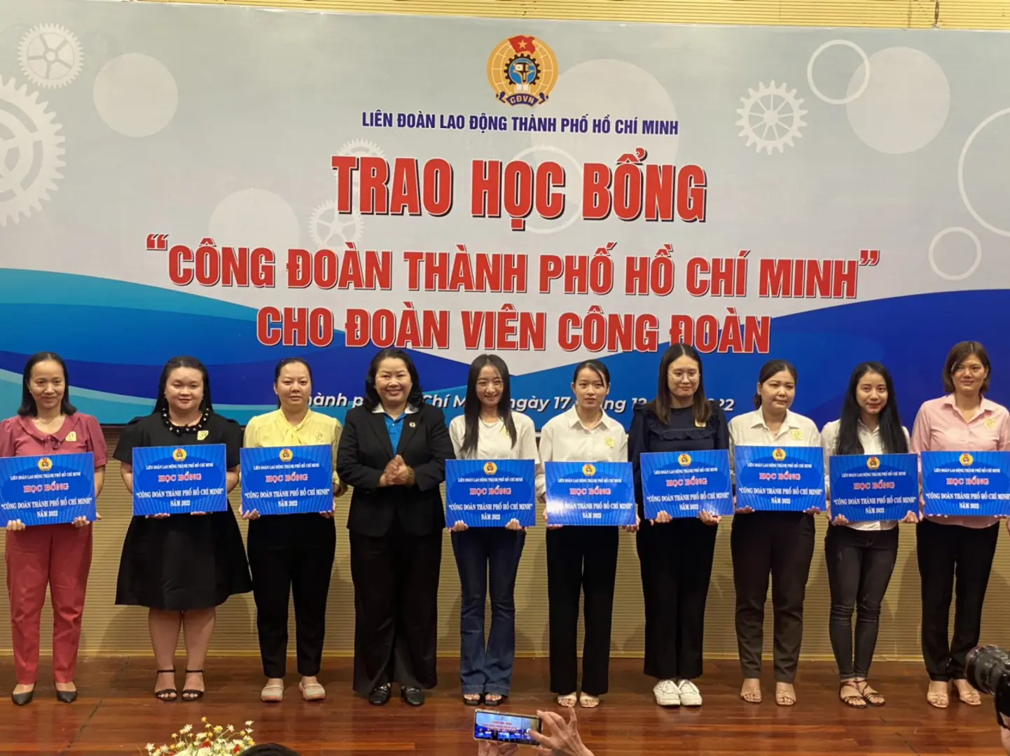 Liên đoàn Lao động TP Hồ Chí Minh trao học bổng cho công đoàn viên