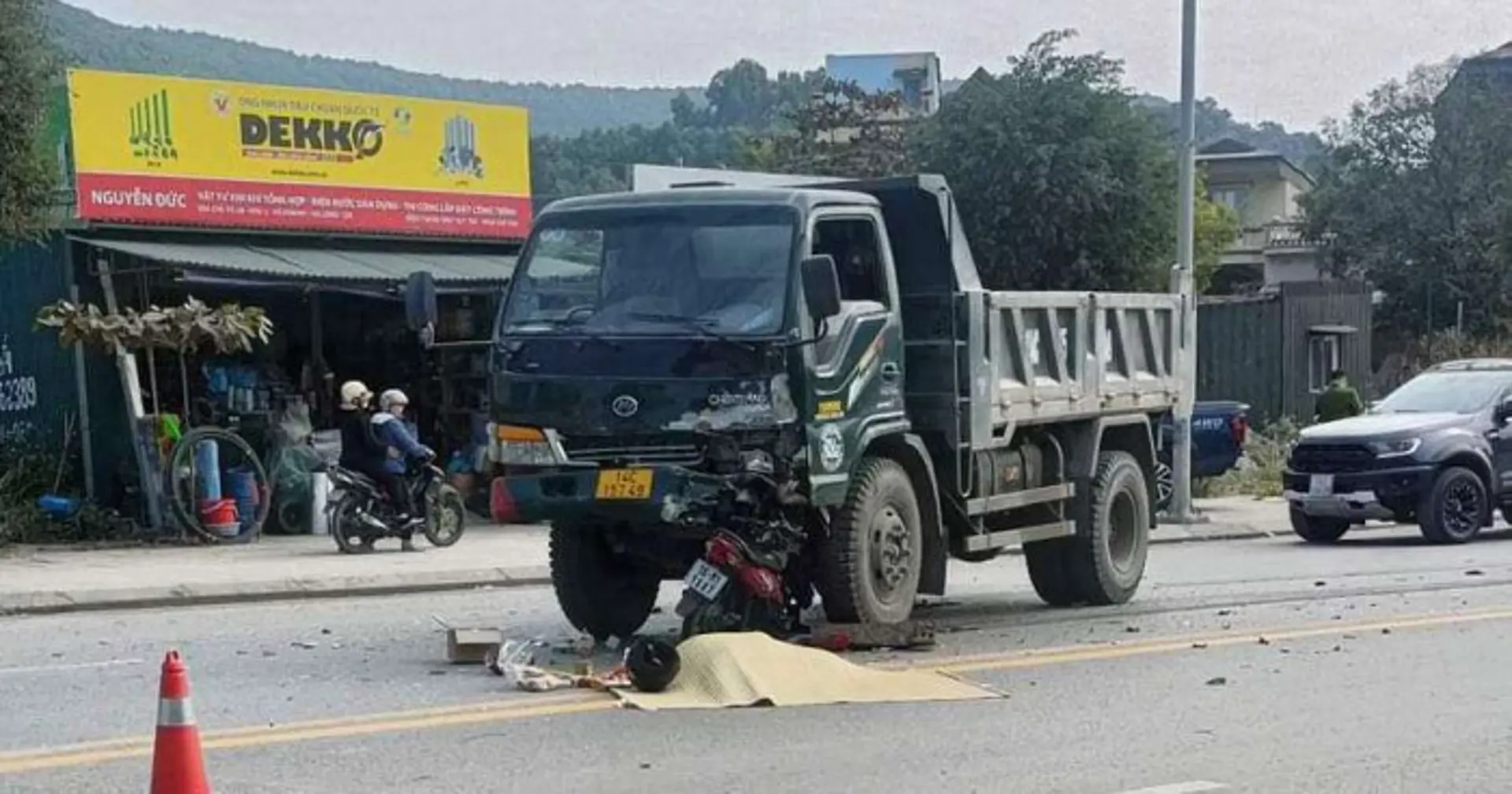 Tai nạn giao thông mới nhất (18/12): Hai người tử vong sau khi đâm xe tải