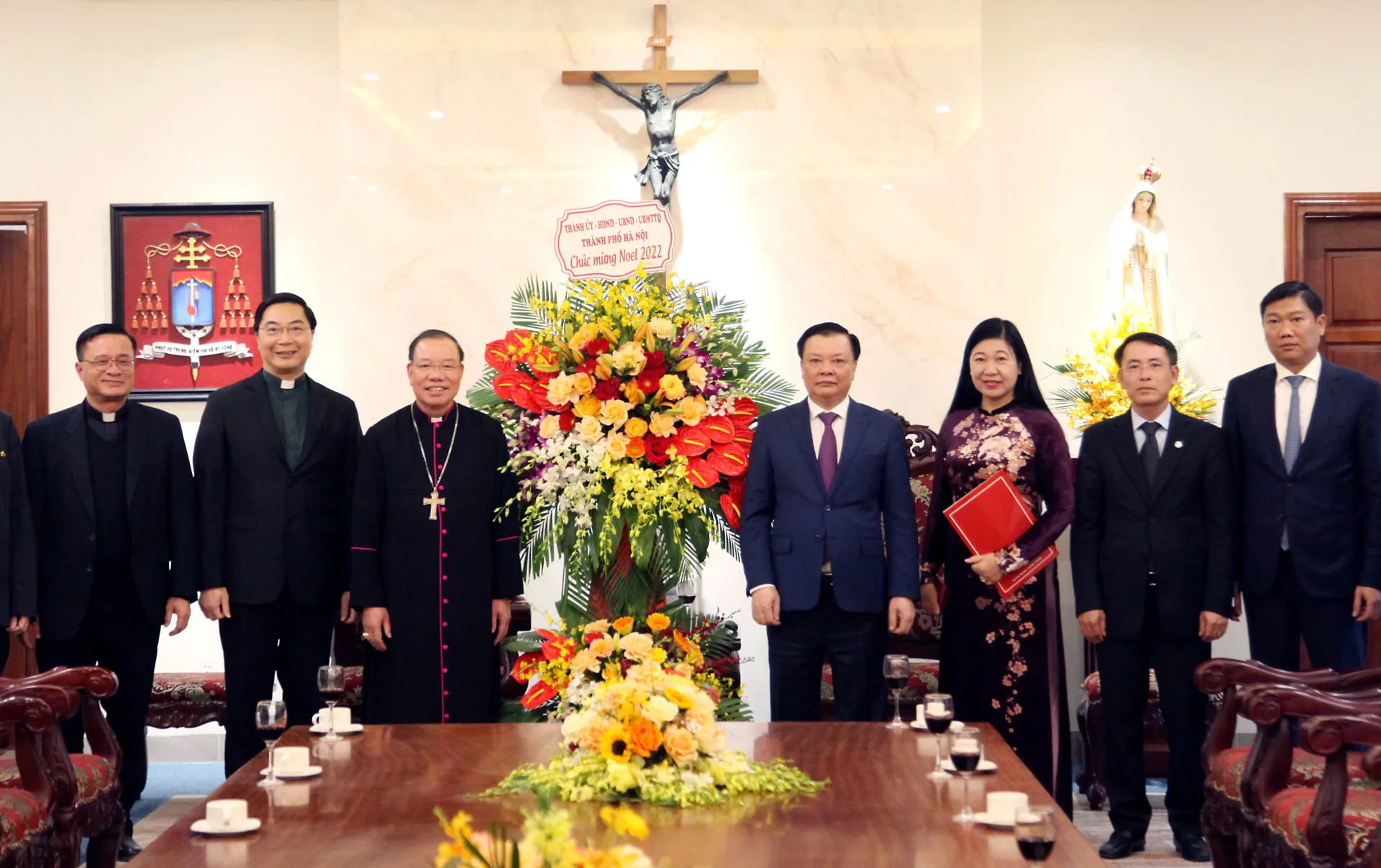 Bí thư Thành ủy Đinh Tiến Dũng tặng hoa chúc mừng Tòa Tổng Giám mục Hà Nội nhân dịp lễ Giáng sinh 2022. Ảnh: Thanh Hải