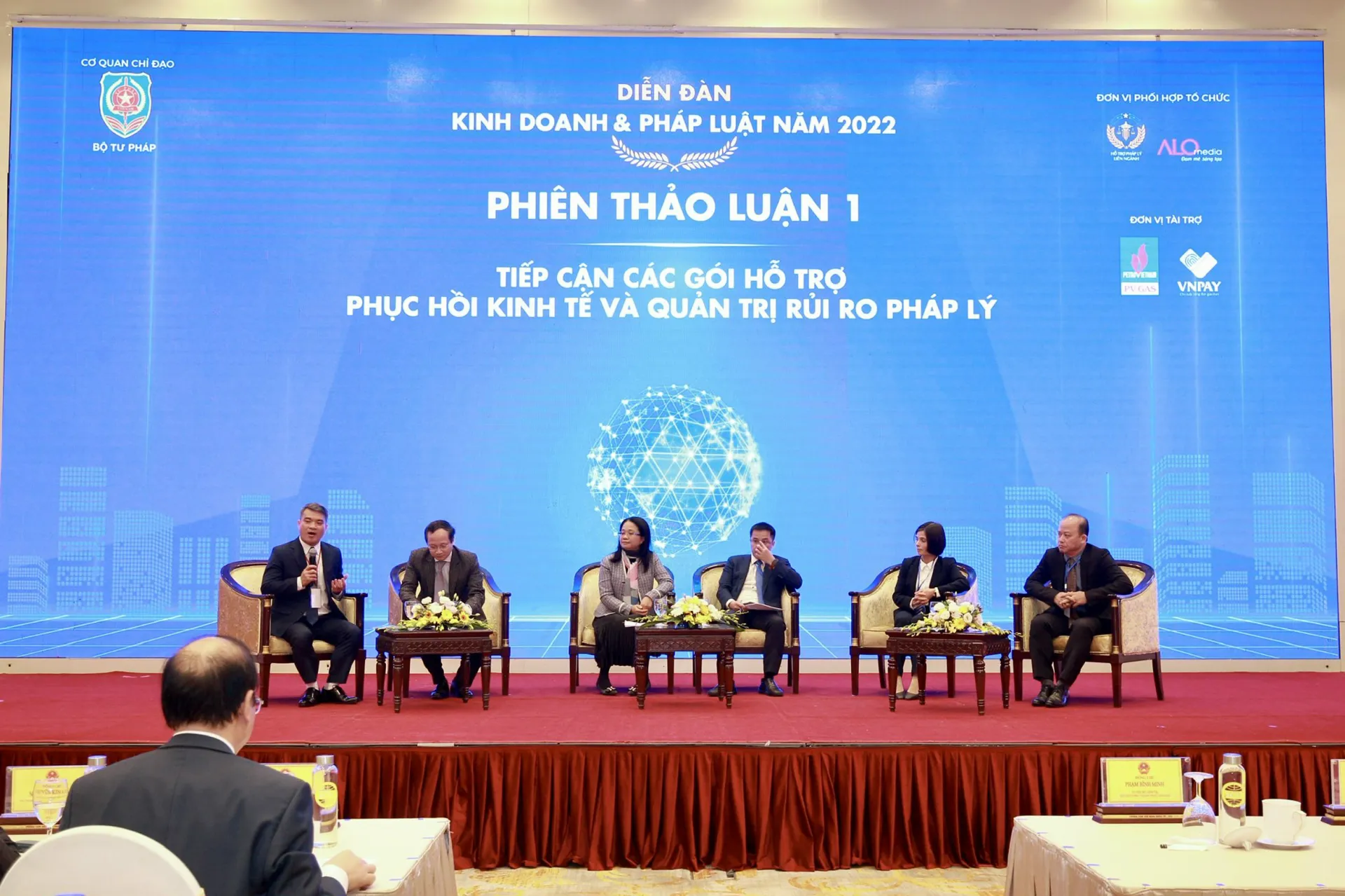 Các đại biểu trao đổi tại Diễn đàn. Ảnh: Lê Nhung