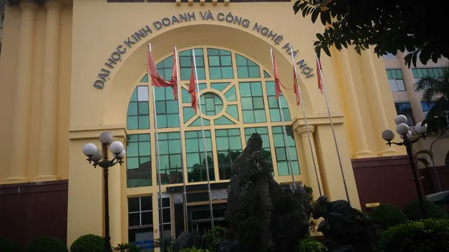 Tạm đình chỉ 2 cán bộ in pano có hình quốc kỳ không phù hợp